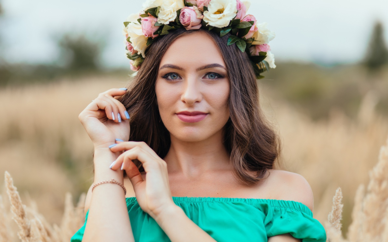 Красивая голубоглазая девушка с венком на голове