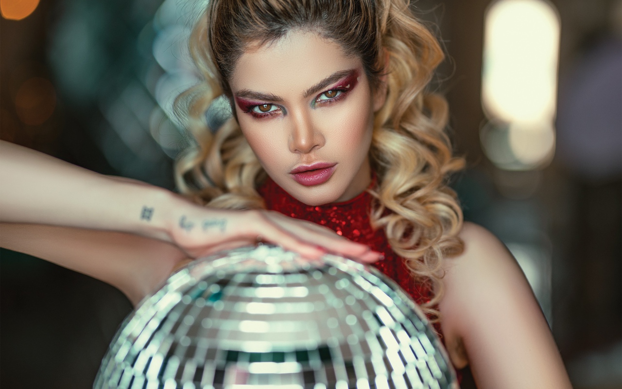 Красивая яркая блондинка с шаром в руках