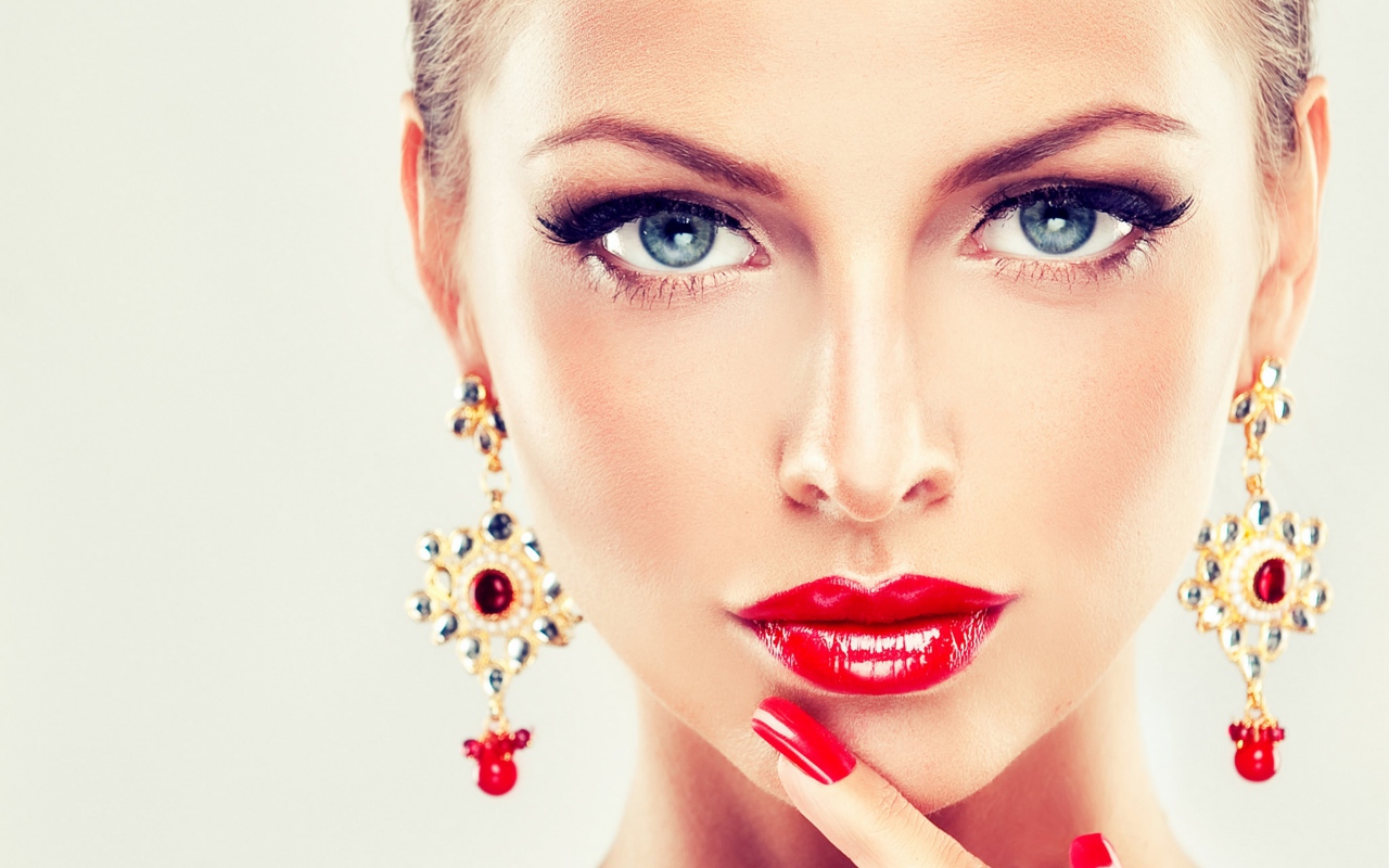 Красивая яркая девушка с макияжем и дорогими серьгами в ушах