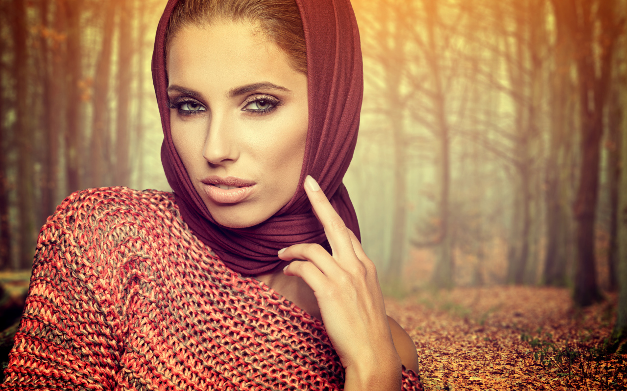 Красивая шатенка с платком на голове на фоне леса