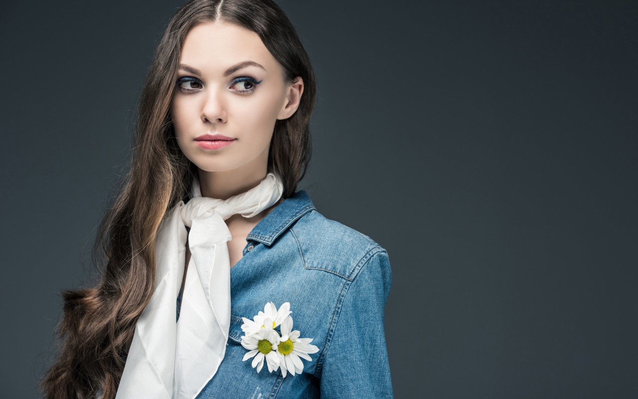 Красивая девушка в джинсовой куртке с шарфом на шее 