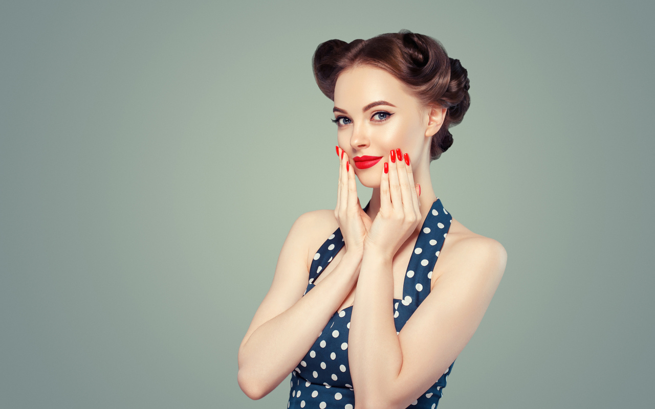 Красивая девушка с ярким макияжем на сером фоне