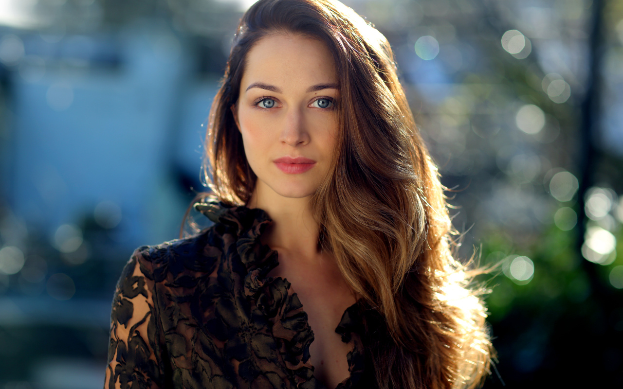 Красивая длинноволосая девушка с голубыми глазами на улице