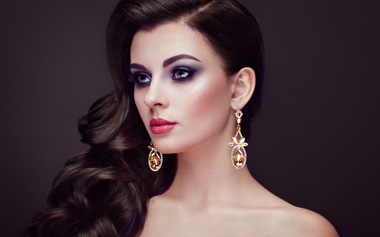 Красивая длинноволосая девушка с сережками