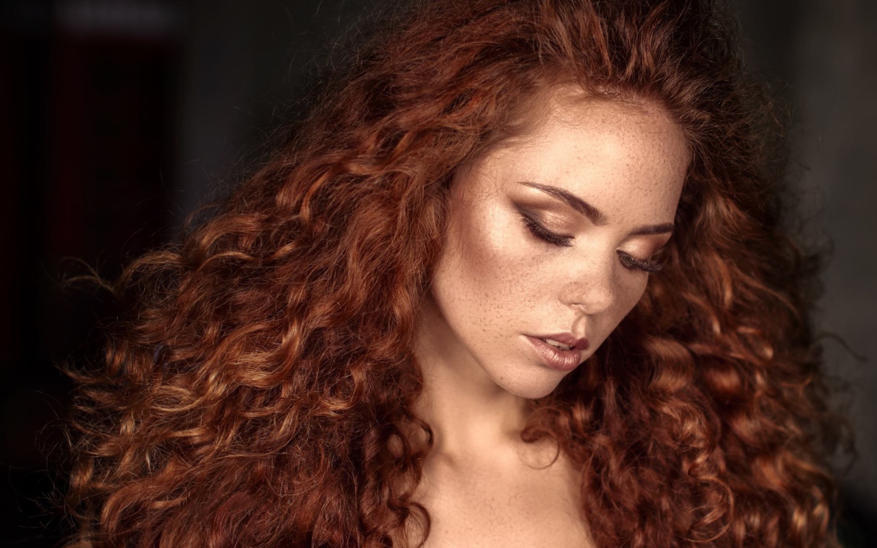 Красивая скромная рыжеволосая девушка с веснушками