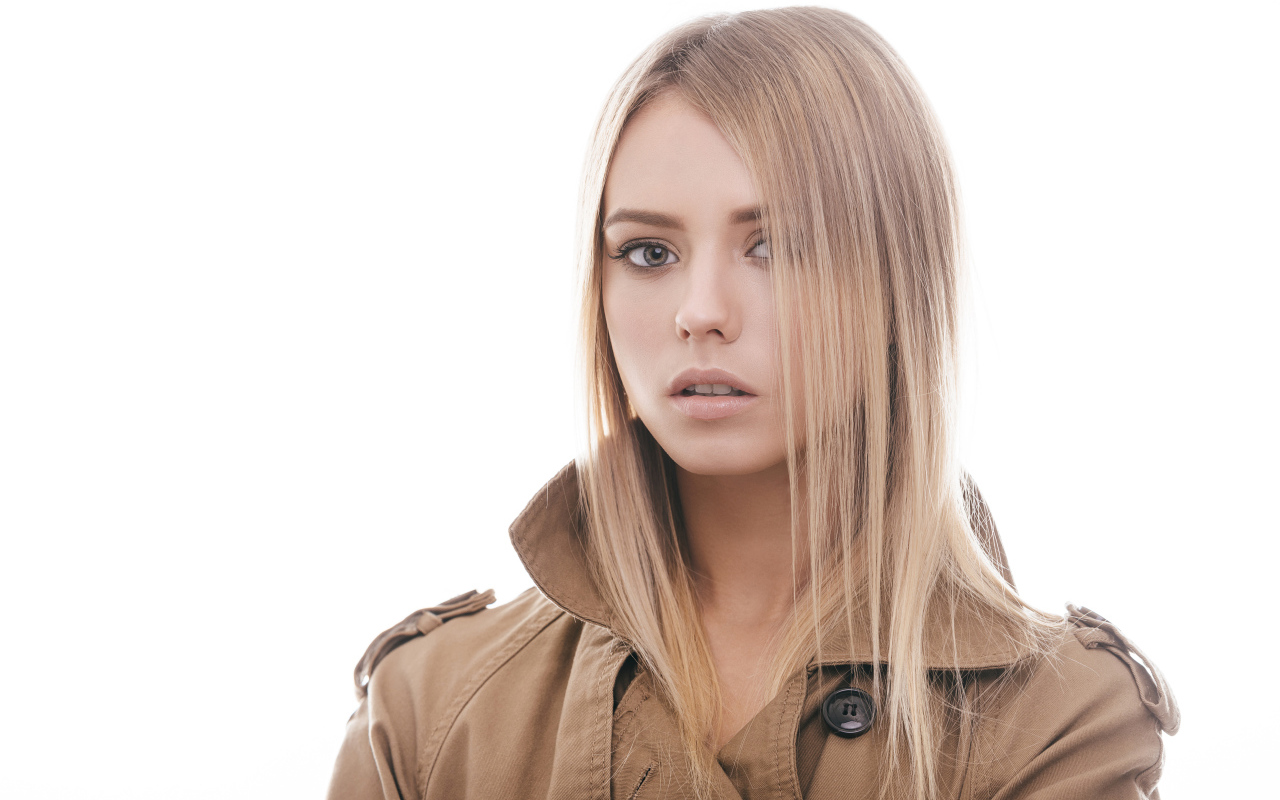 Красивая грустная девушка на белом фоне