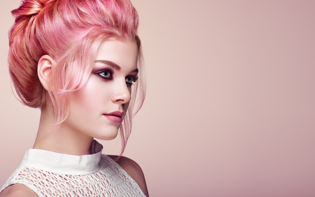 Милая девушка с розовыми волосами в белом наряде