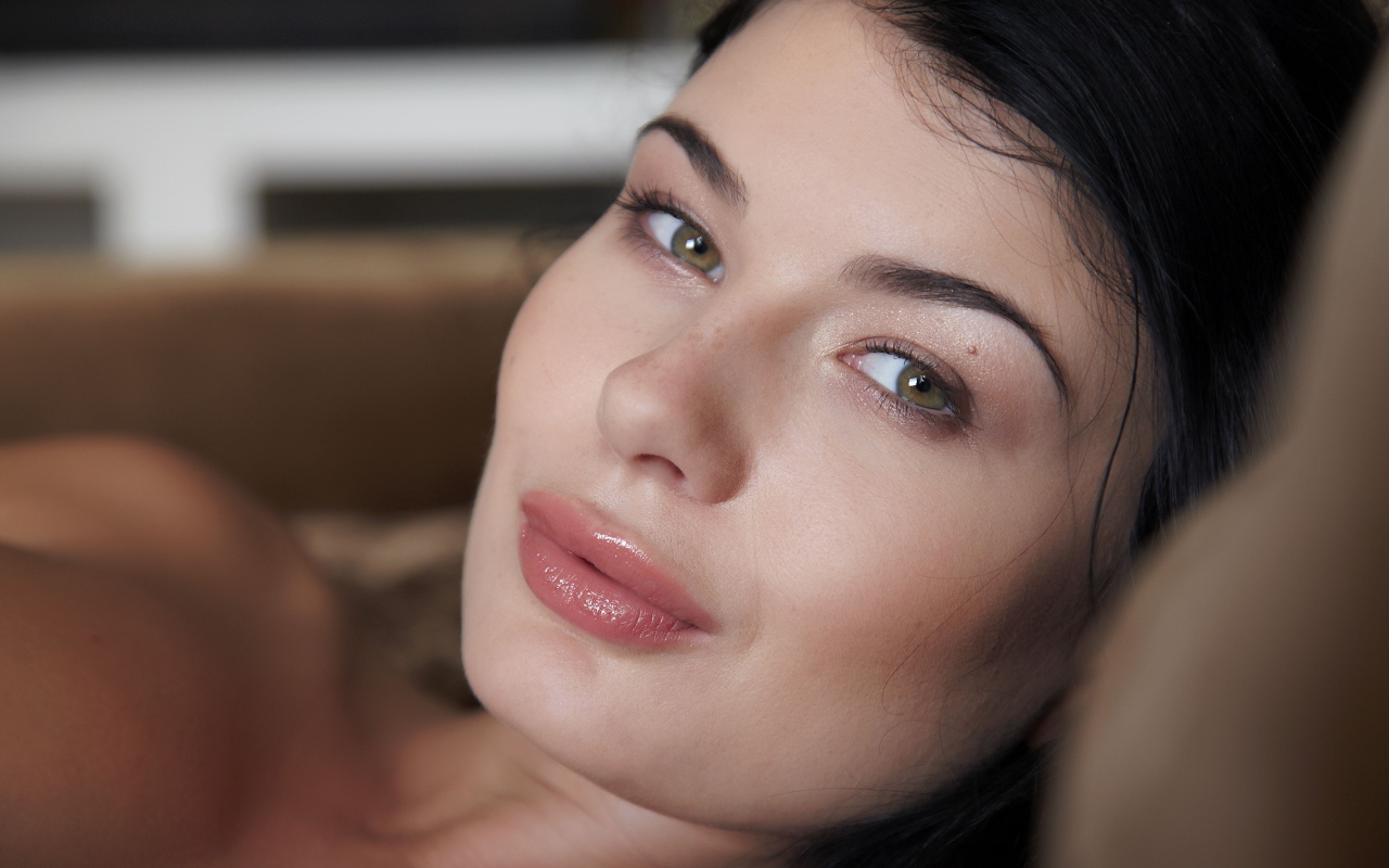 Нежная брюнетка лицо крупным планом