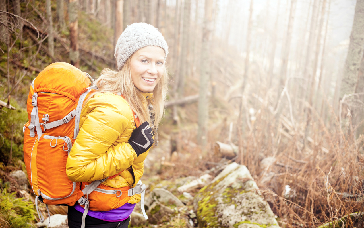 Девушка с рюкзаком в лесу 