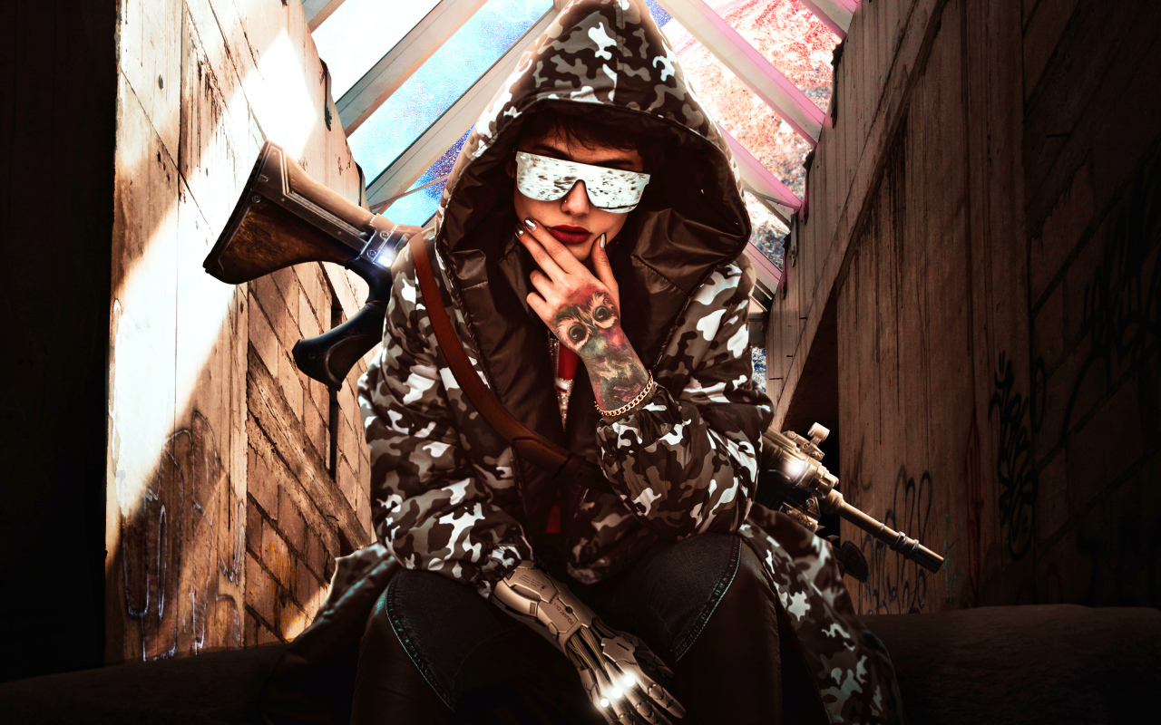Девушка с оружием в худи и очках 