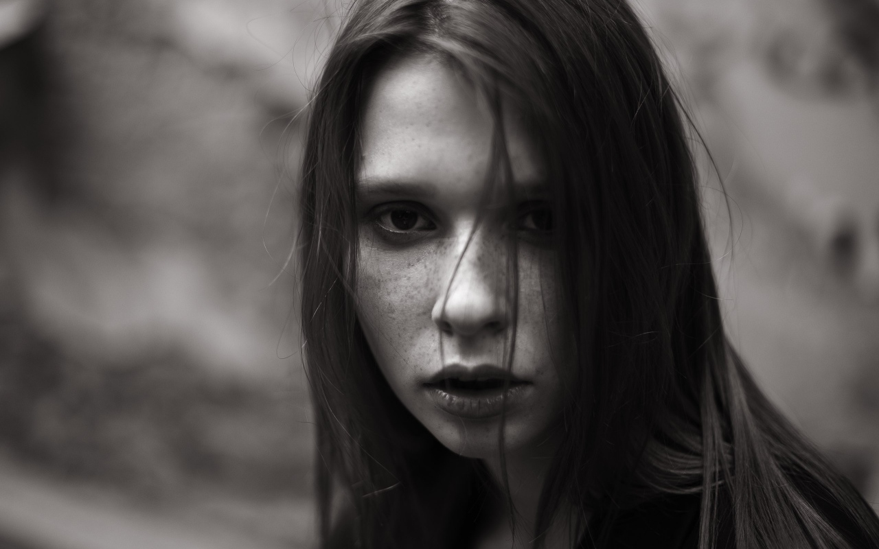 Девушка с веснушками на лице черно- белое фото 