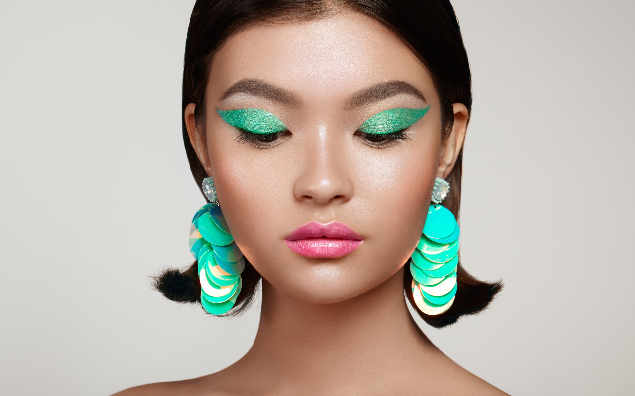 Девушка с зеленым макияжем и розовыми губами