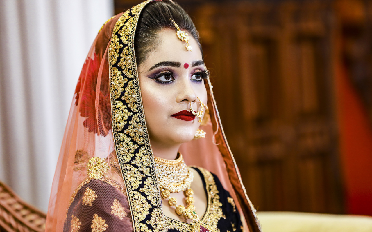 Девушка в индийском костюме невесты