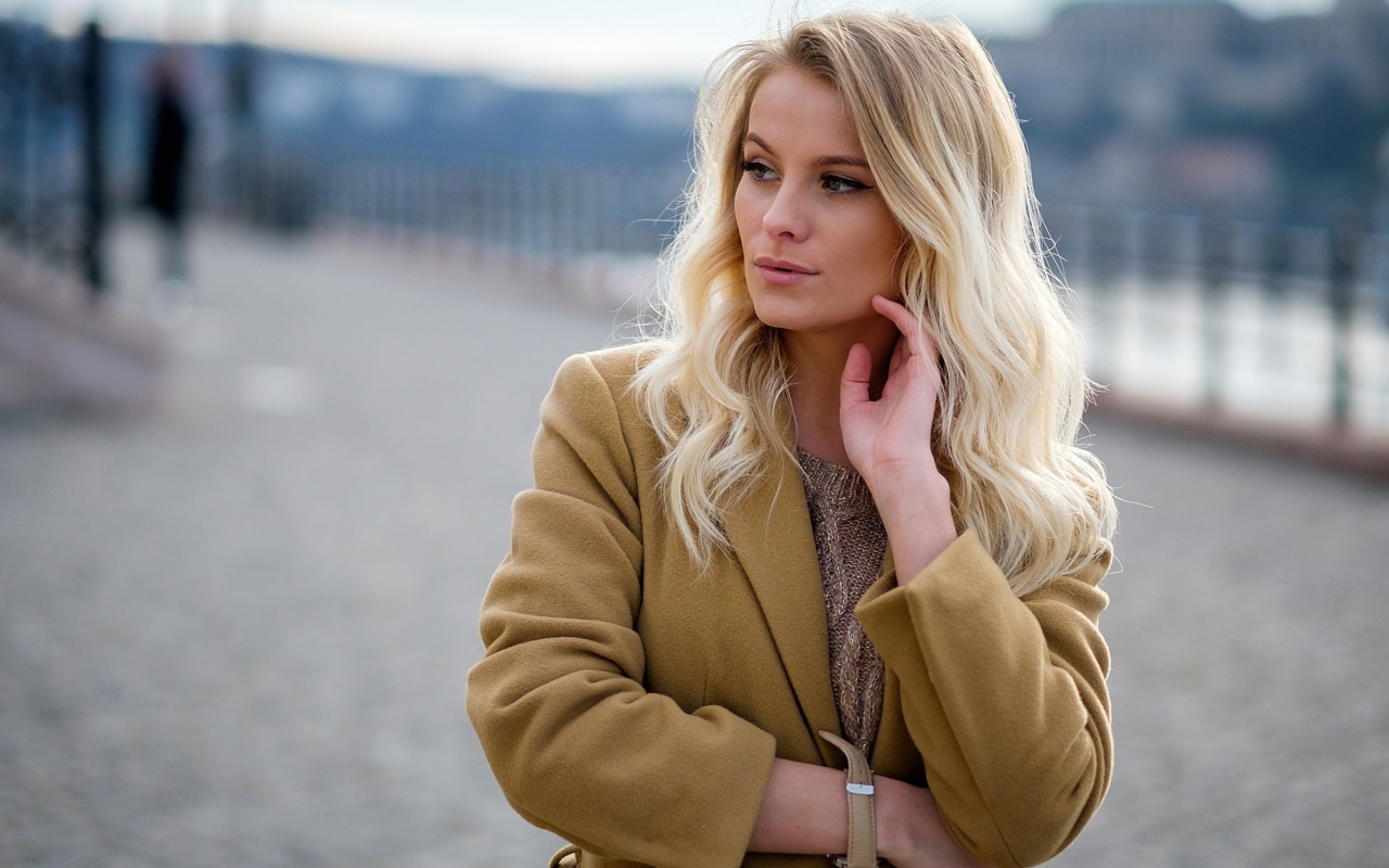 Стильная блондинка в пальто 