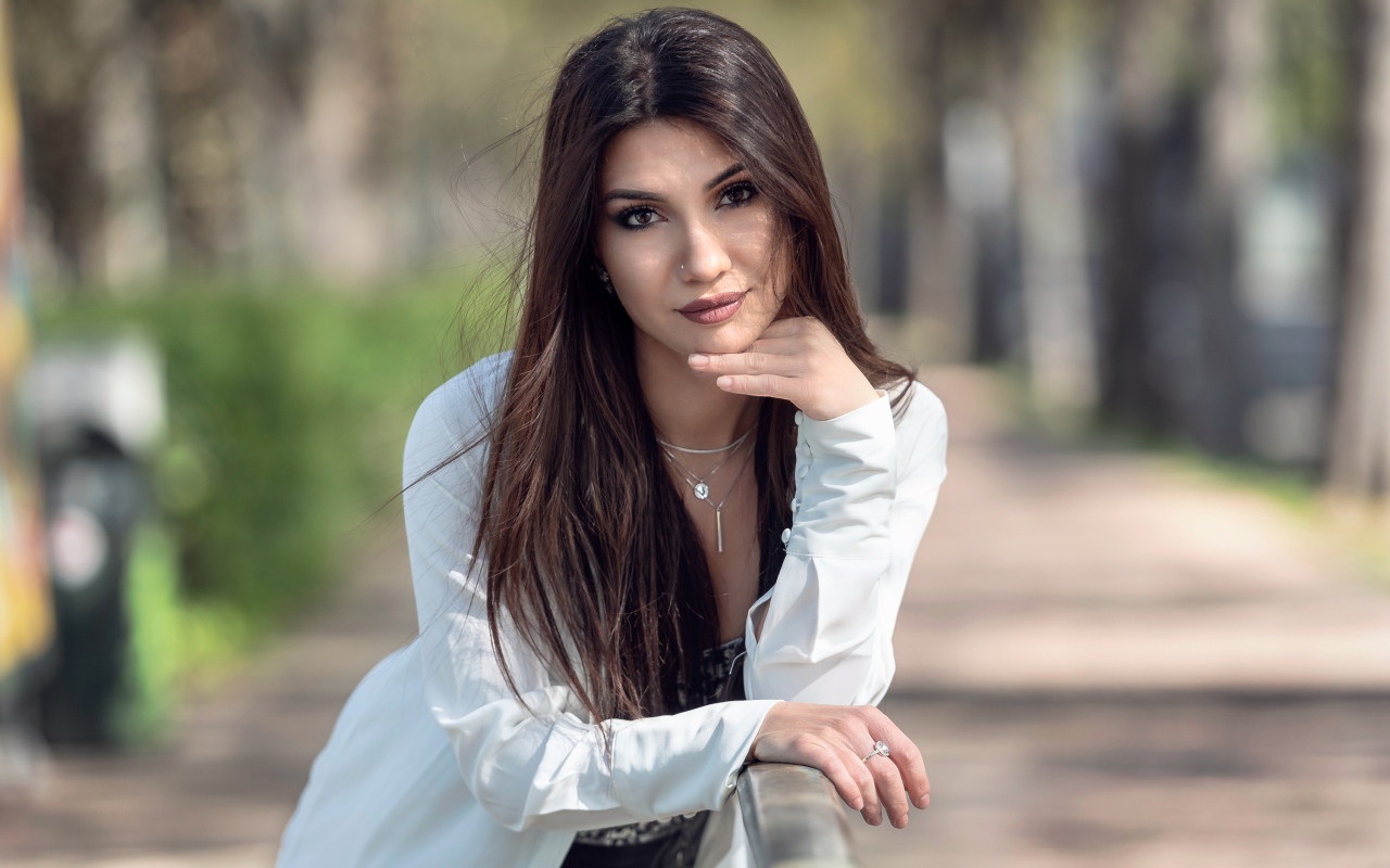 Стильная молодая девушка в белом пиджаке 