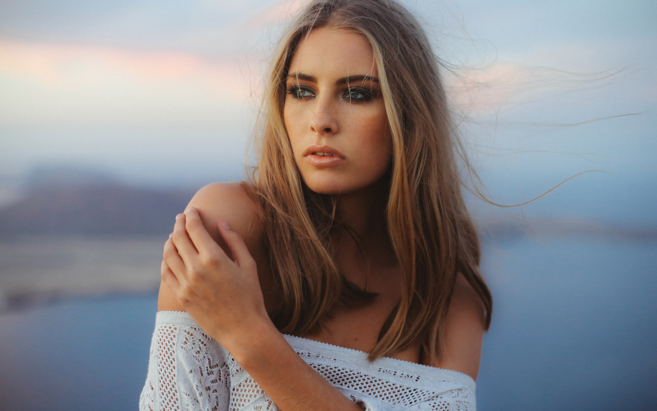 Ветер развивает волосы красивой блондинки