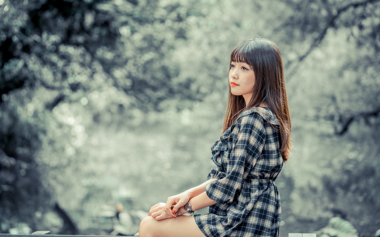 Молодая азиатка в платье в клетку