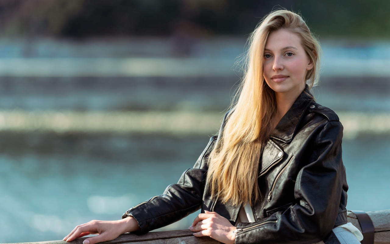 Молодая девушка в черной кожаной куртке 