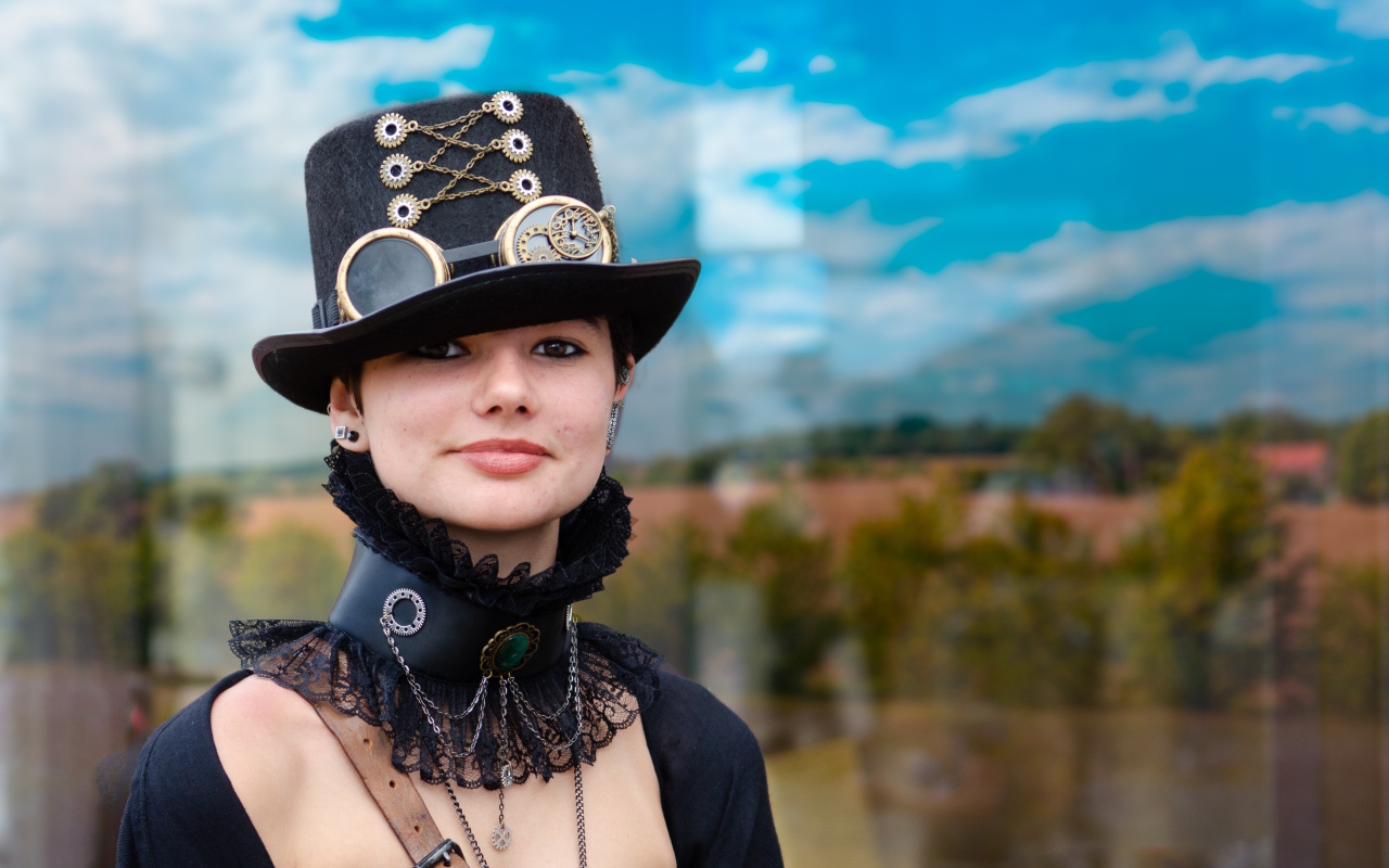 Молодая девушка в костюме на фоне неба