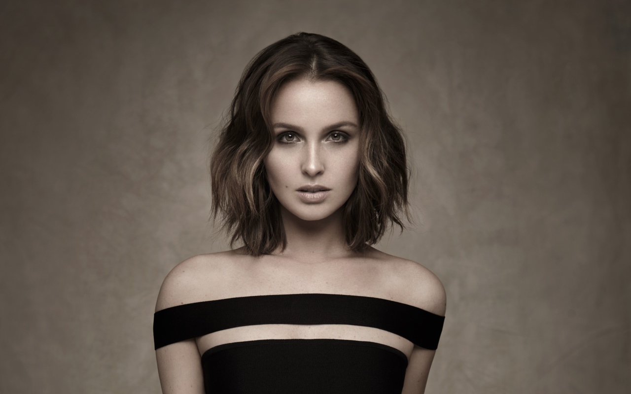 Молодая девушка модель на фоне стены