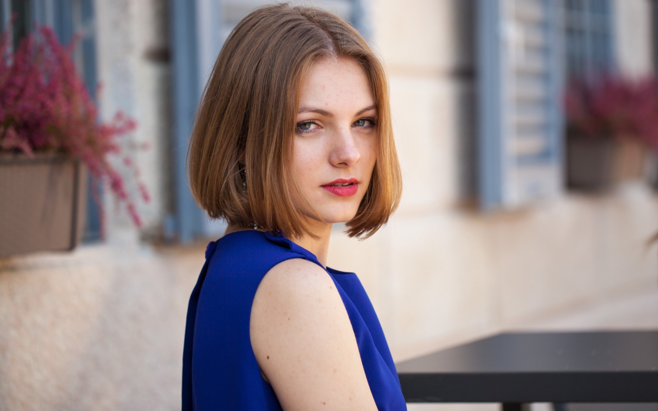 Молодая девушка с прической каре