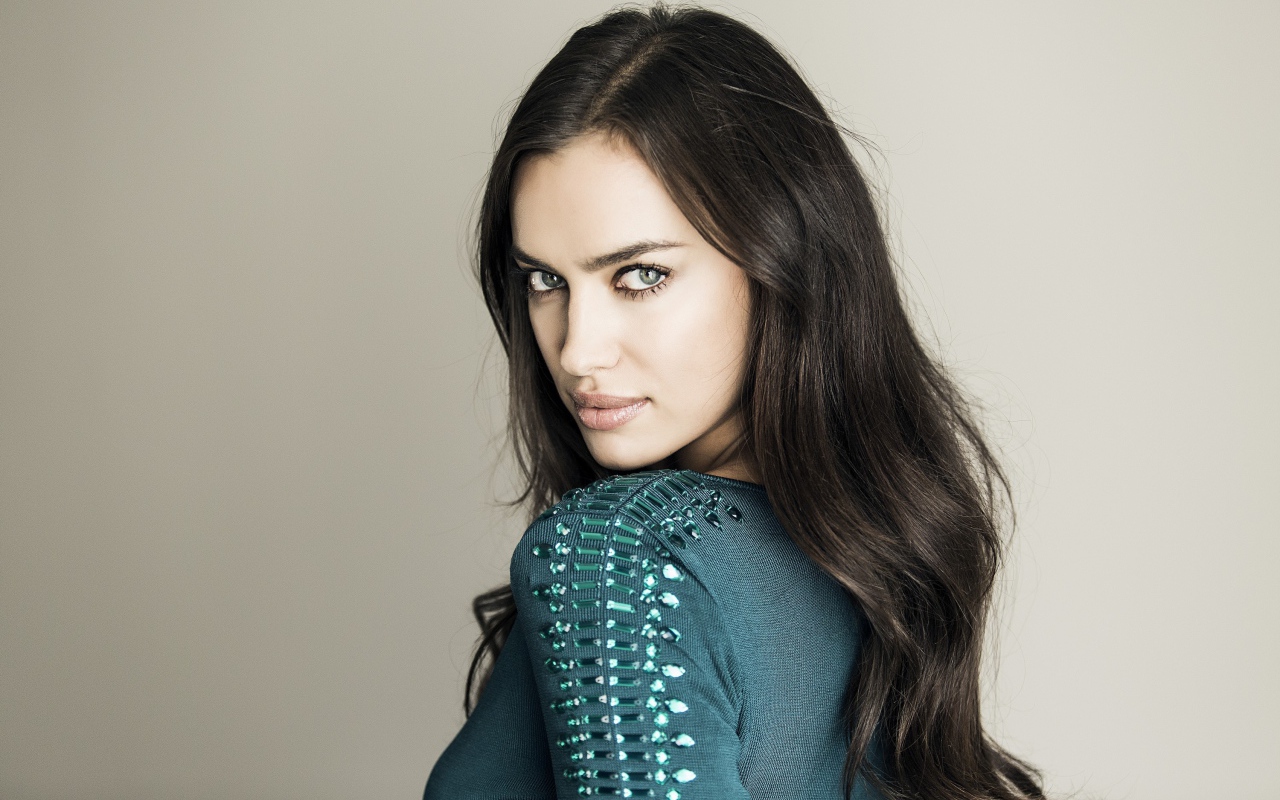 Красивая девушка модель Ирина Шейк на сером фоне