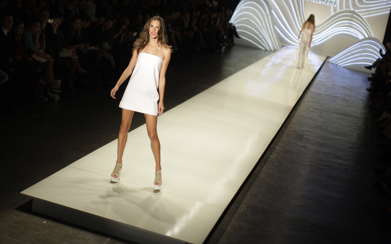 Красивая длинноногая девушка модель Алессандра Амбросио на подиуме