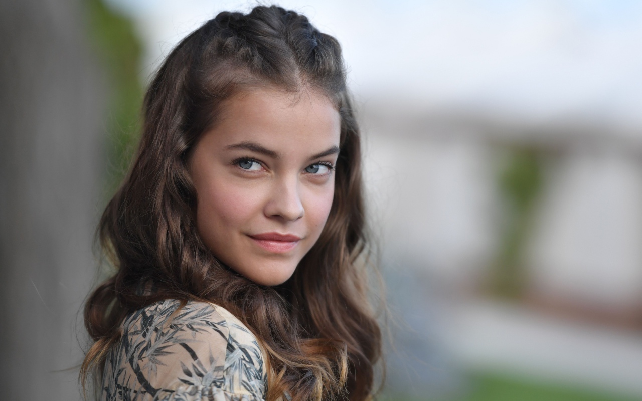 Красивая нежная молодая девушка Барбара Палвин