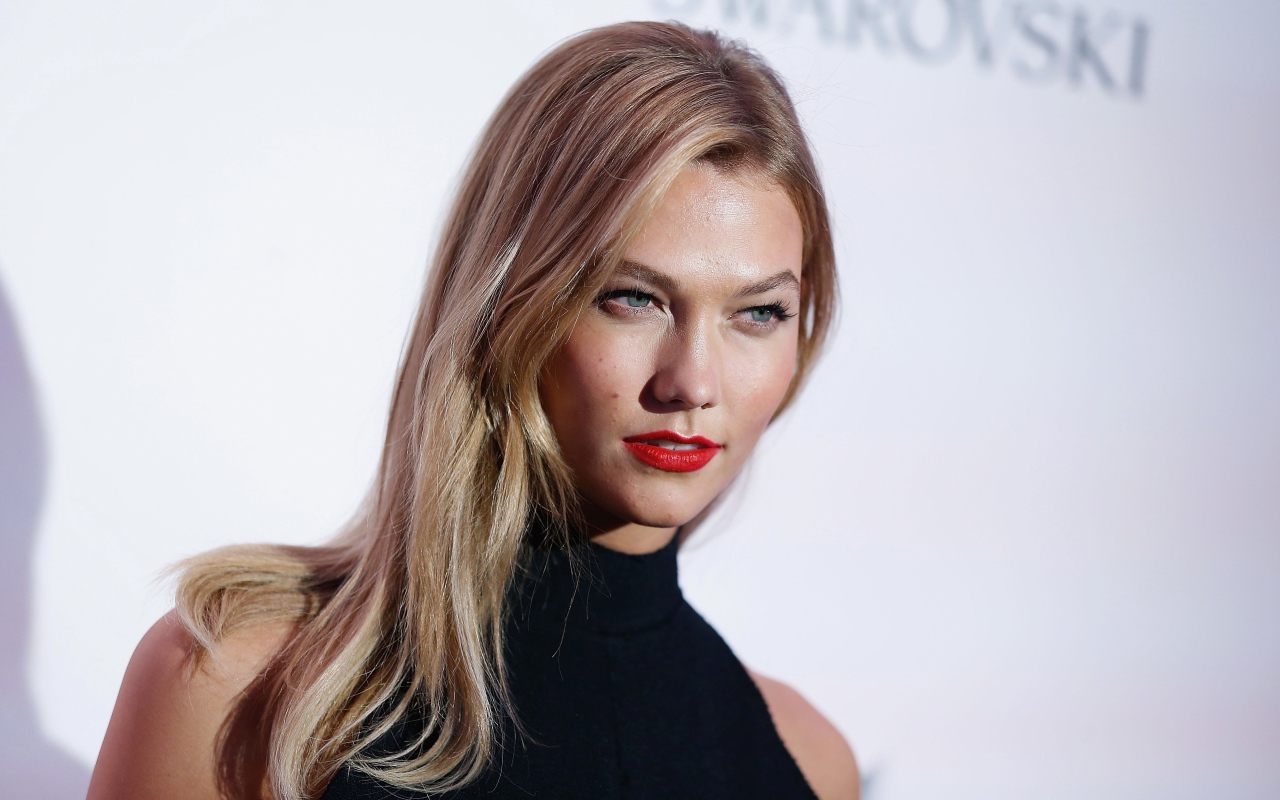 Яркая блондинка, модель Карли Клосс