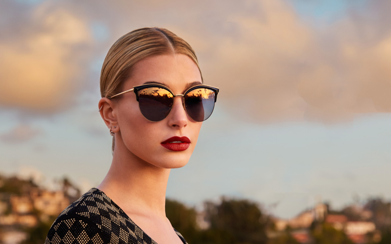 Модель Хейли Болдуин в солнцезащитных очках 