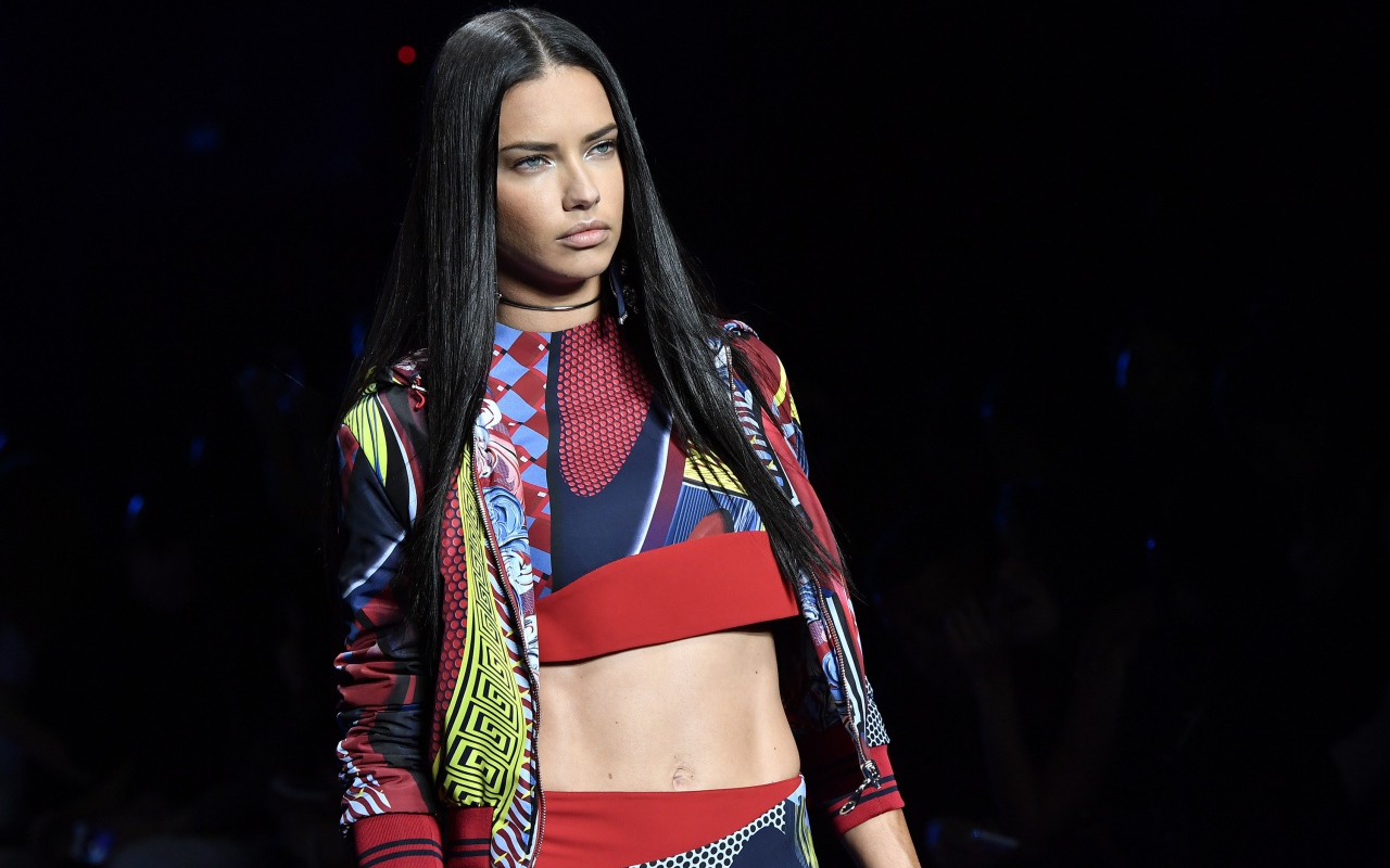 Длинноволосая брюнетка, модель Адриана Лима на подиуме