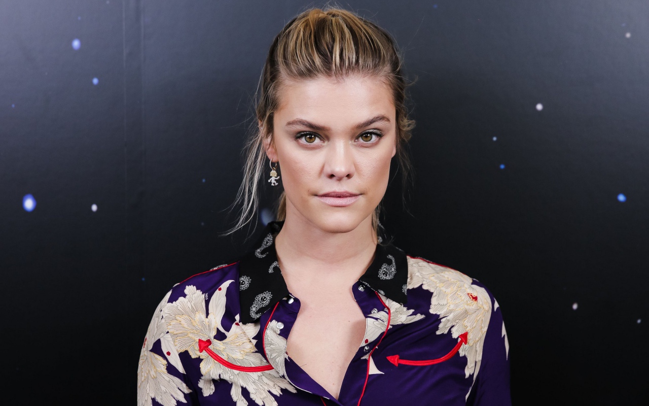 Модель Нина Агдал на черном фоне