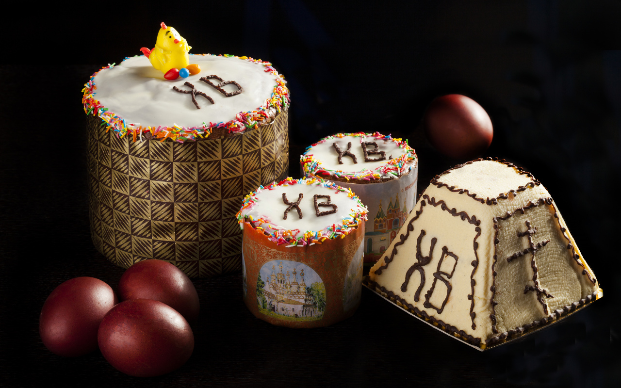 Красивые куличи и крашеные яйца на черном фоне на праздник Пасха