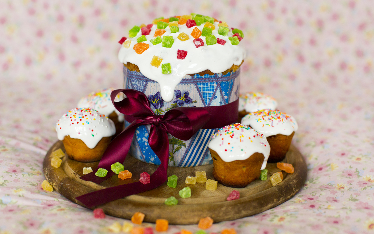 Куличи с цукатами на доске на Светлый праздник Пасха