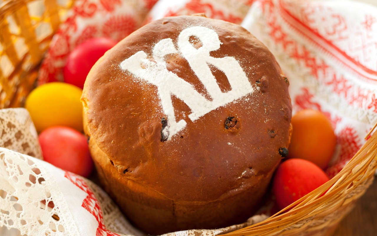 Буквы Христос Воскрес на пасхальном куличе к празднику 