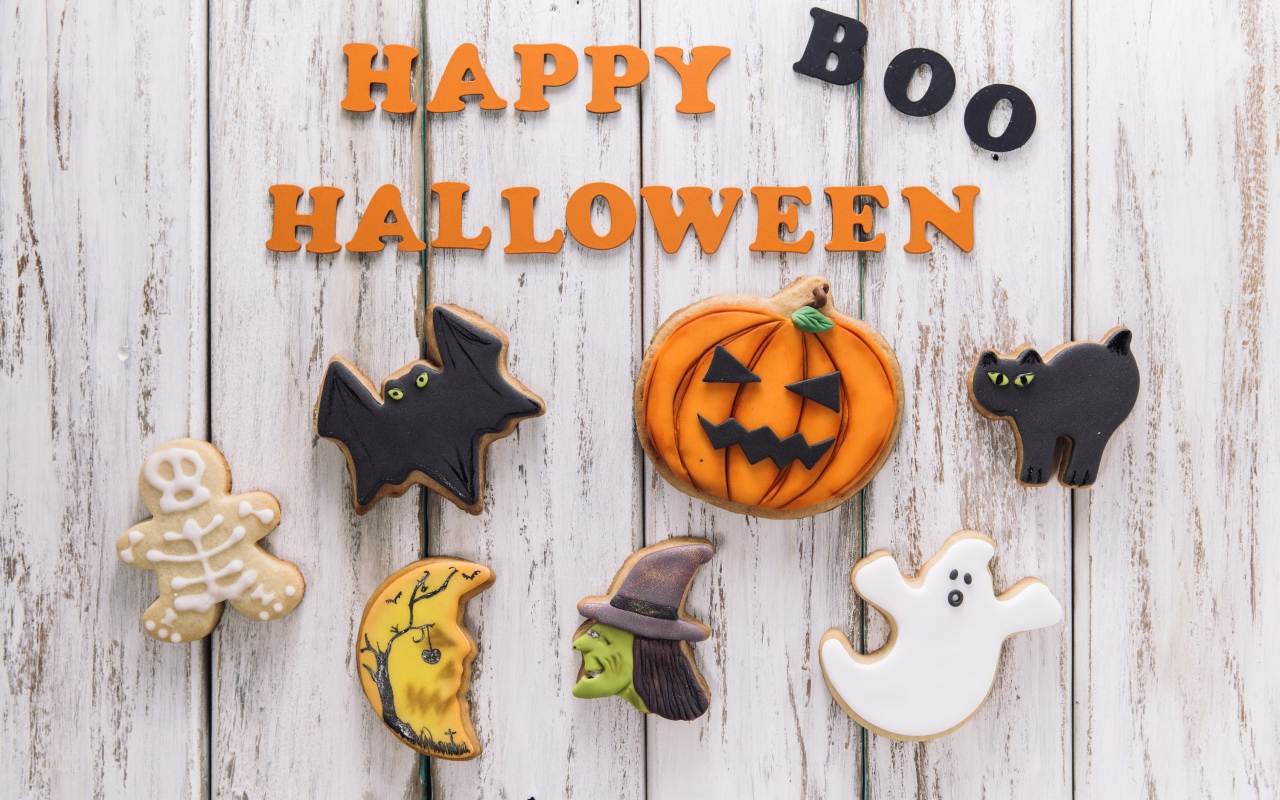 Печенье и надпись на деревянном столе на Хэллоуин 