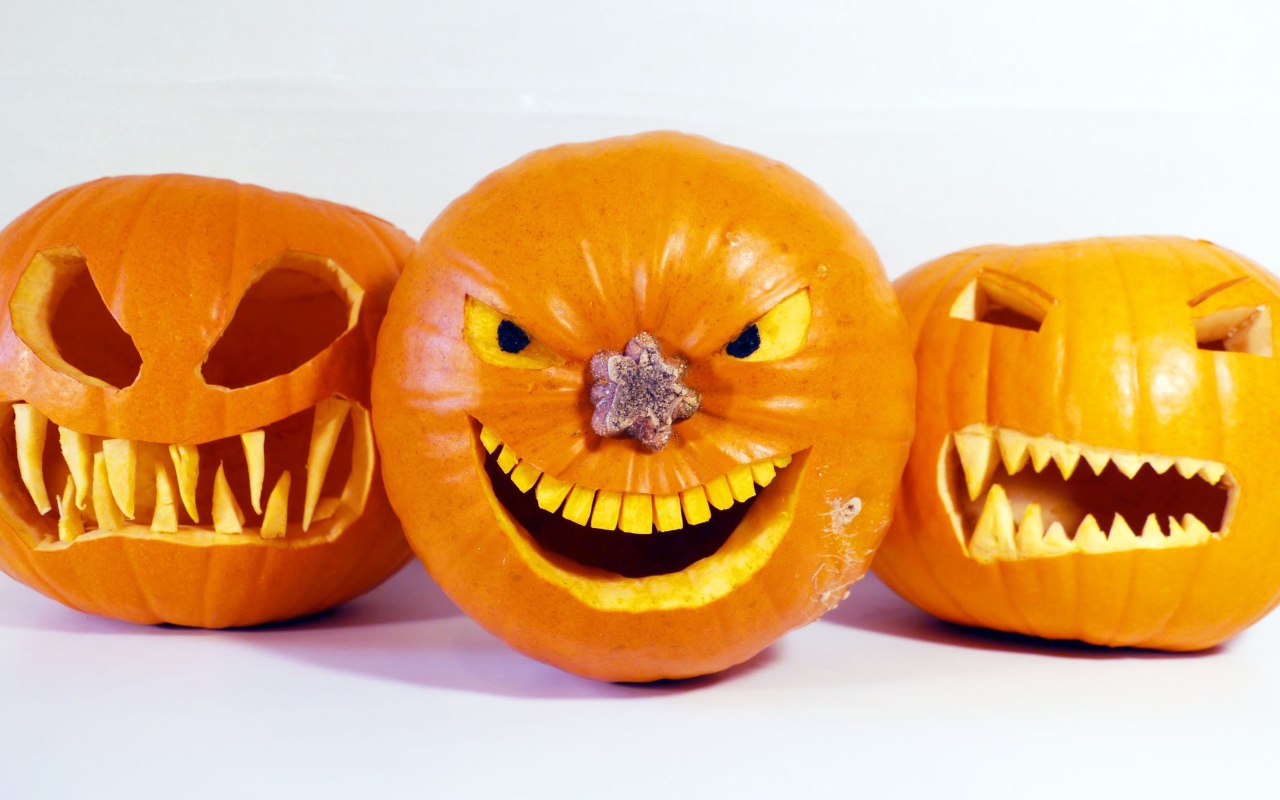 Зловещие тыквы на белом фоне на Хэллоуин 