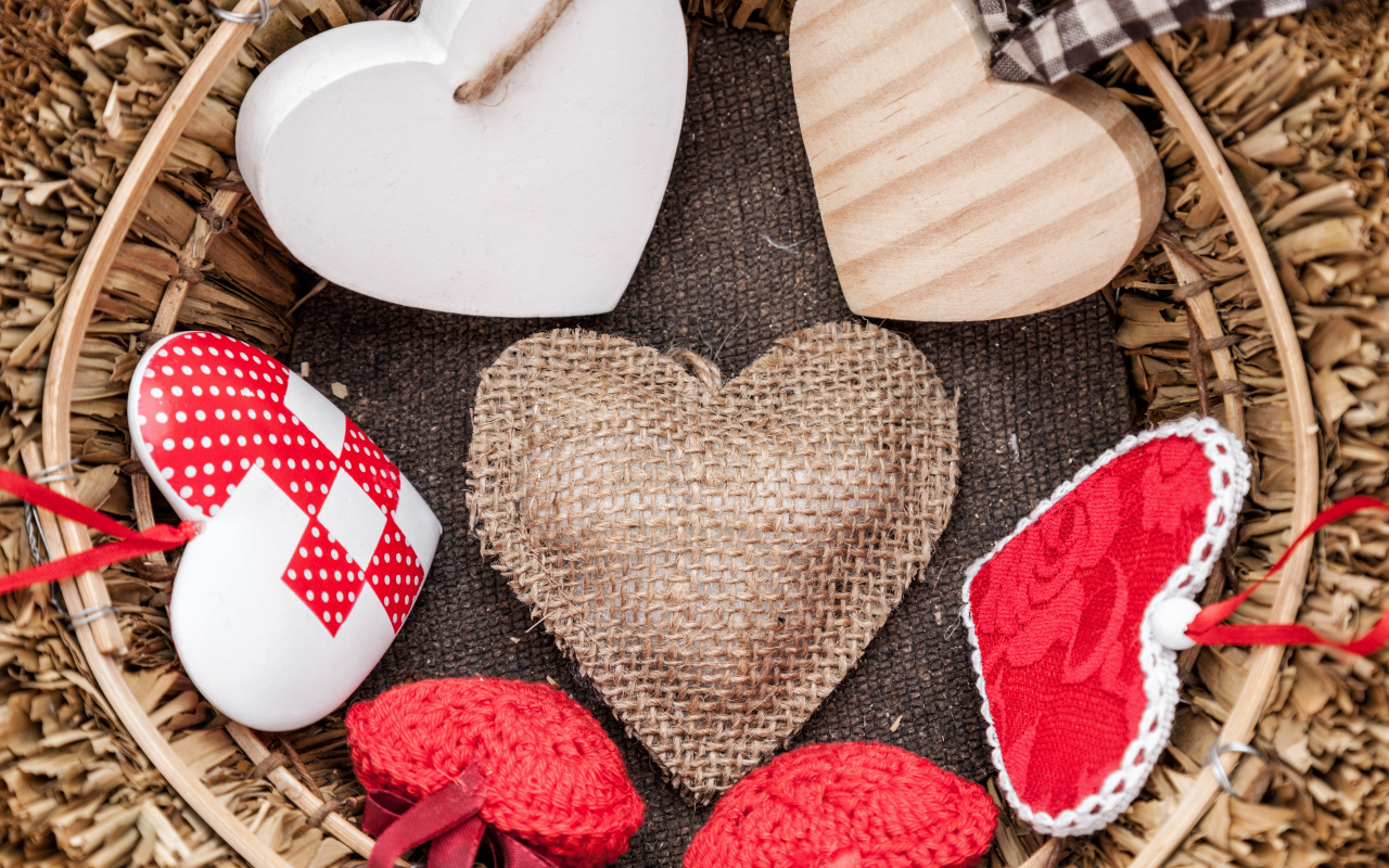 Разные сердечки в корзине крупным планом