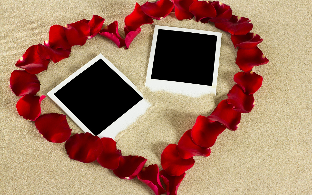 Сердце из лепестков роз на песке с шаблонами для фото 
