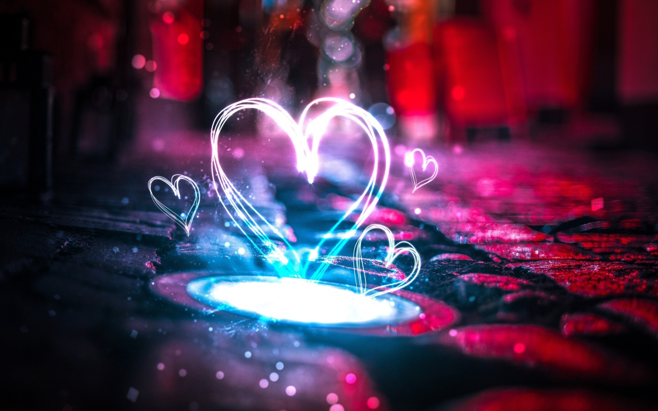 Неоновое сердце на дороге