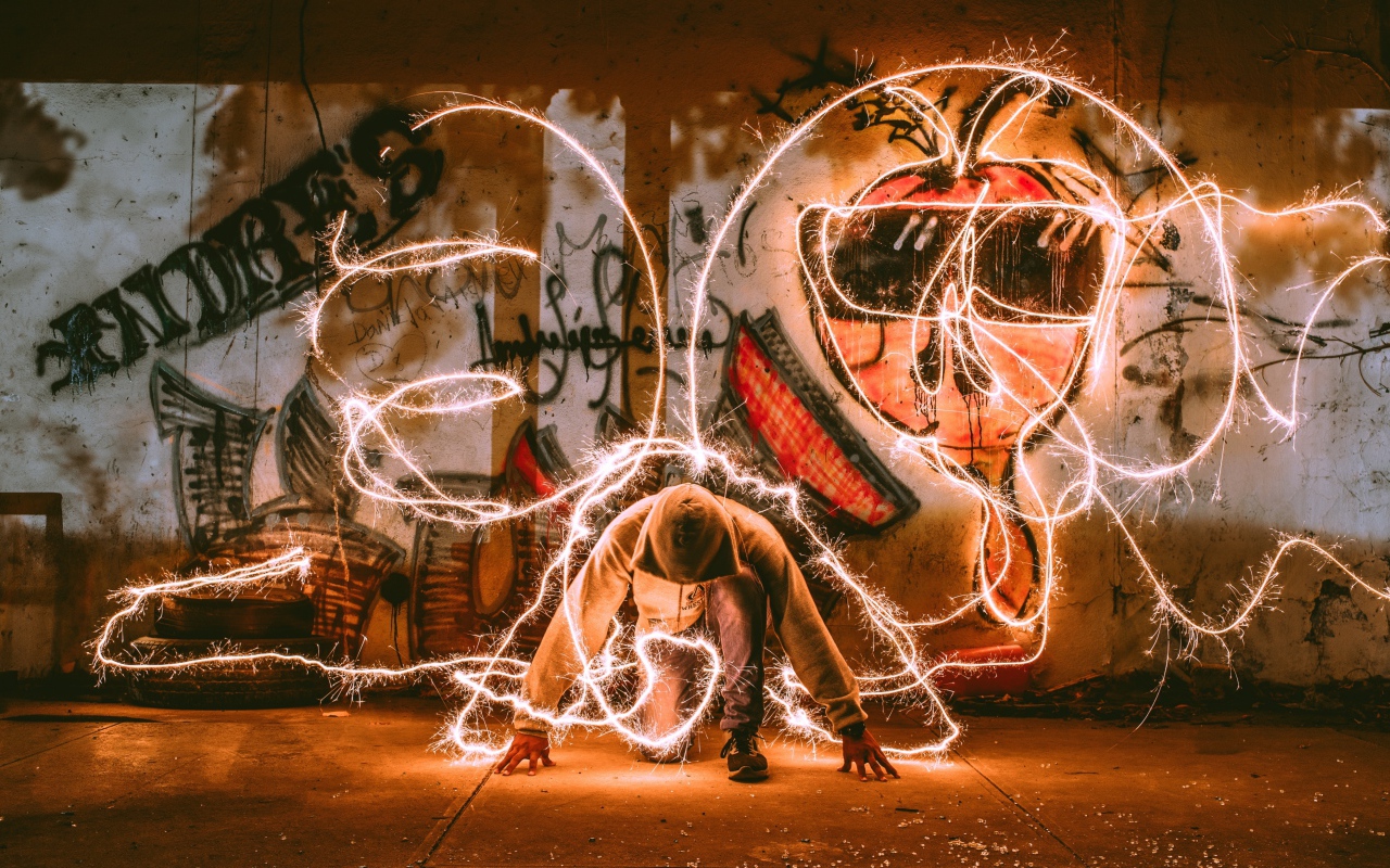 Парень в худи с искрами света