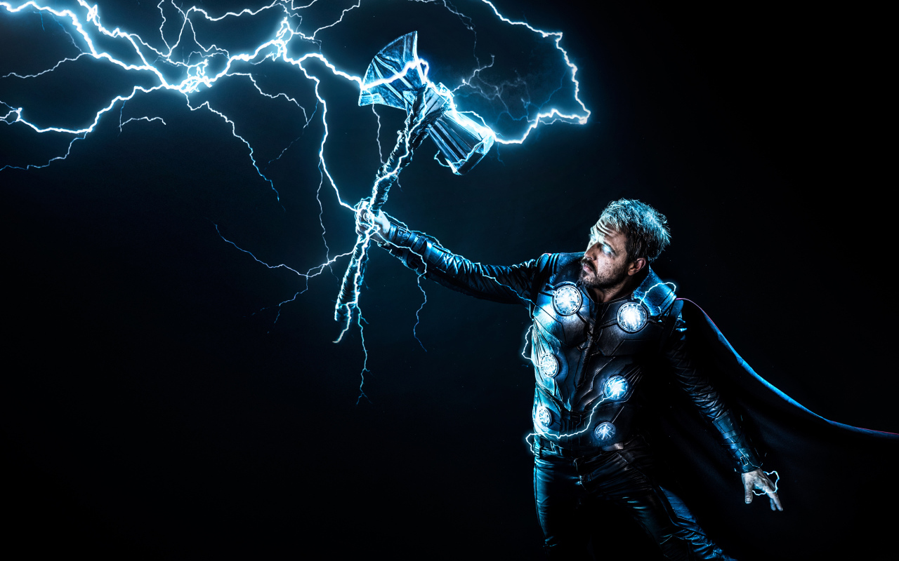 Мужчина в костюме Тора косплей 