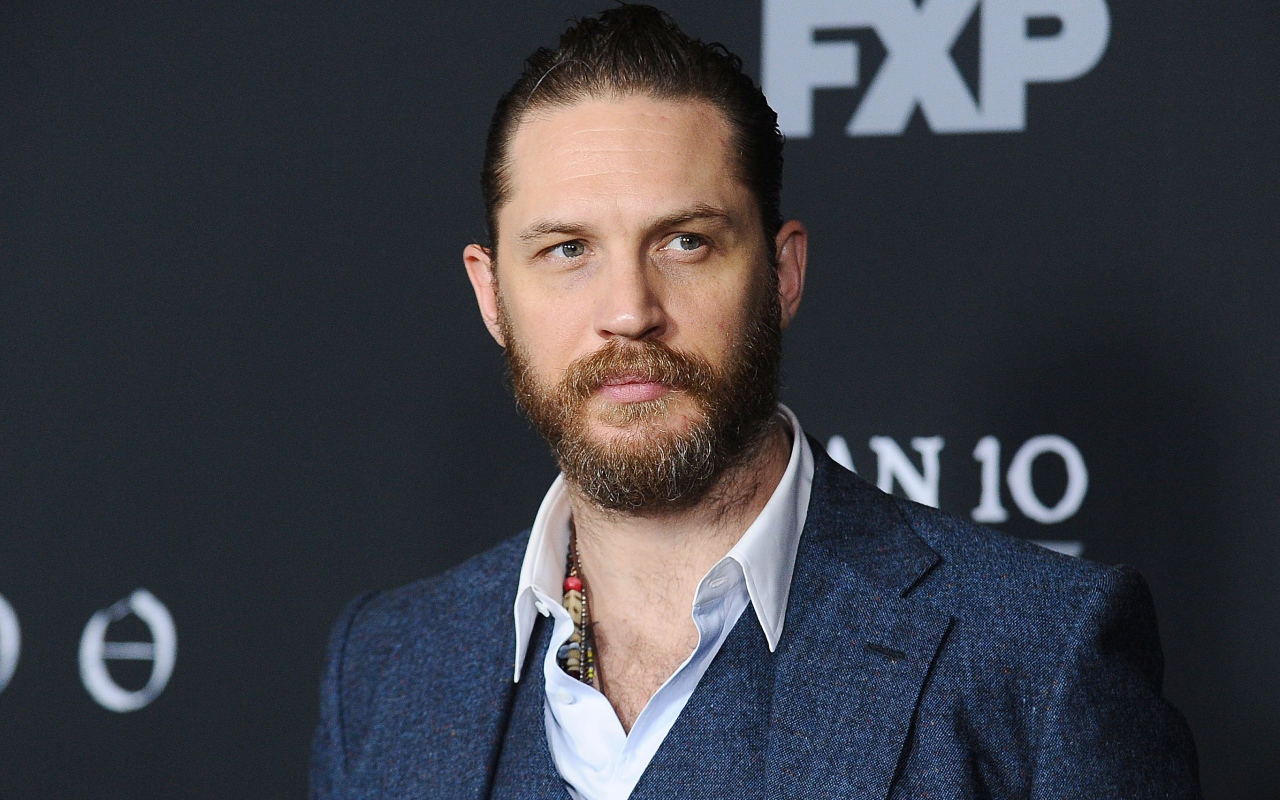 Актер Том Харди с бородой в костюме