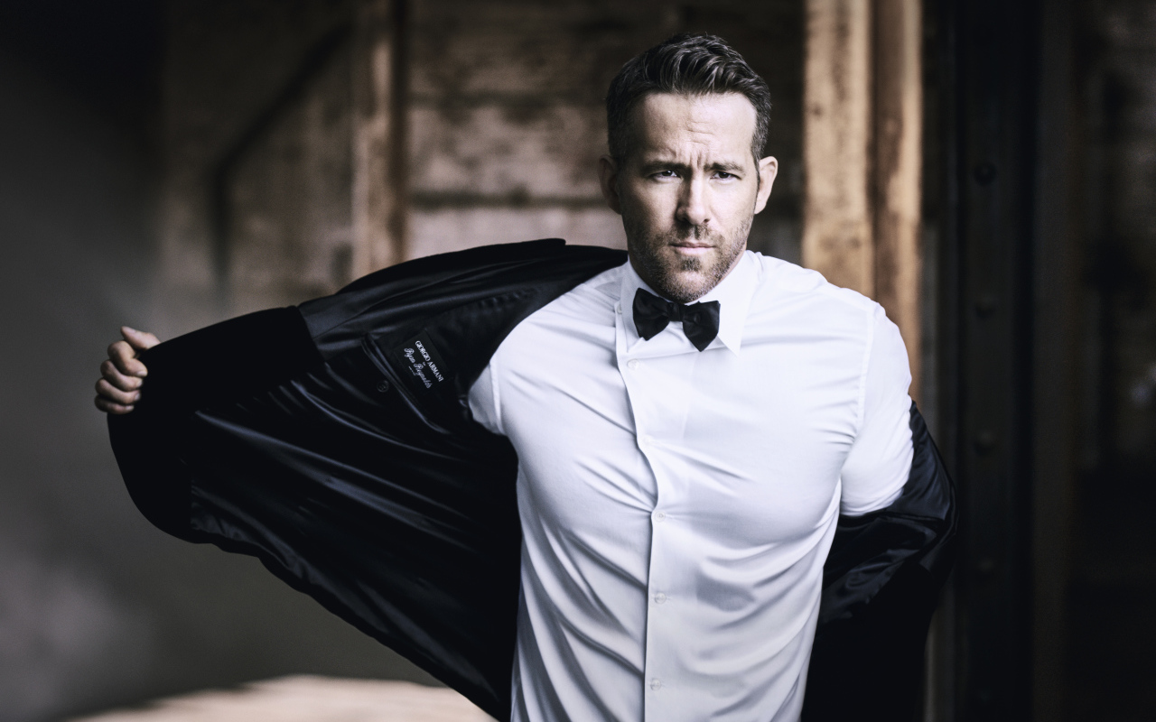 Популярный канадский актер Райан Рейнольдс снимает пиджак