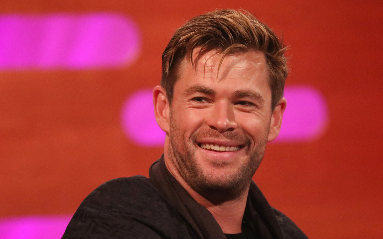 Улыбающийся мужчина актер Крис Хемсворт