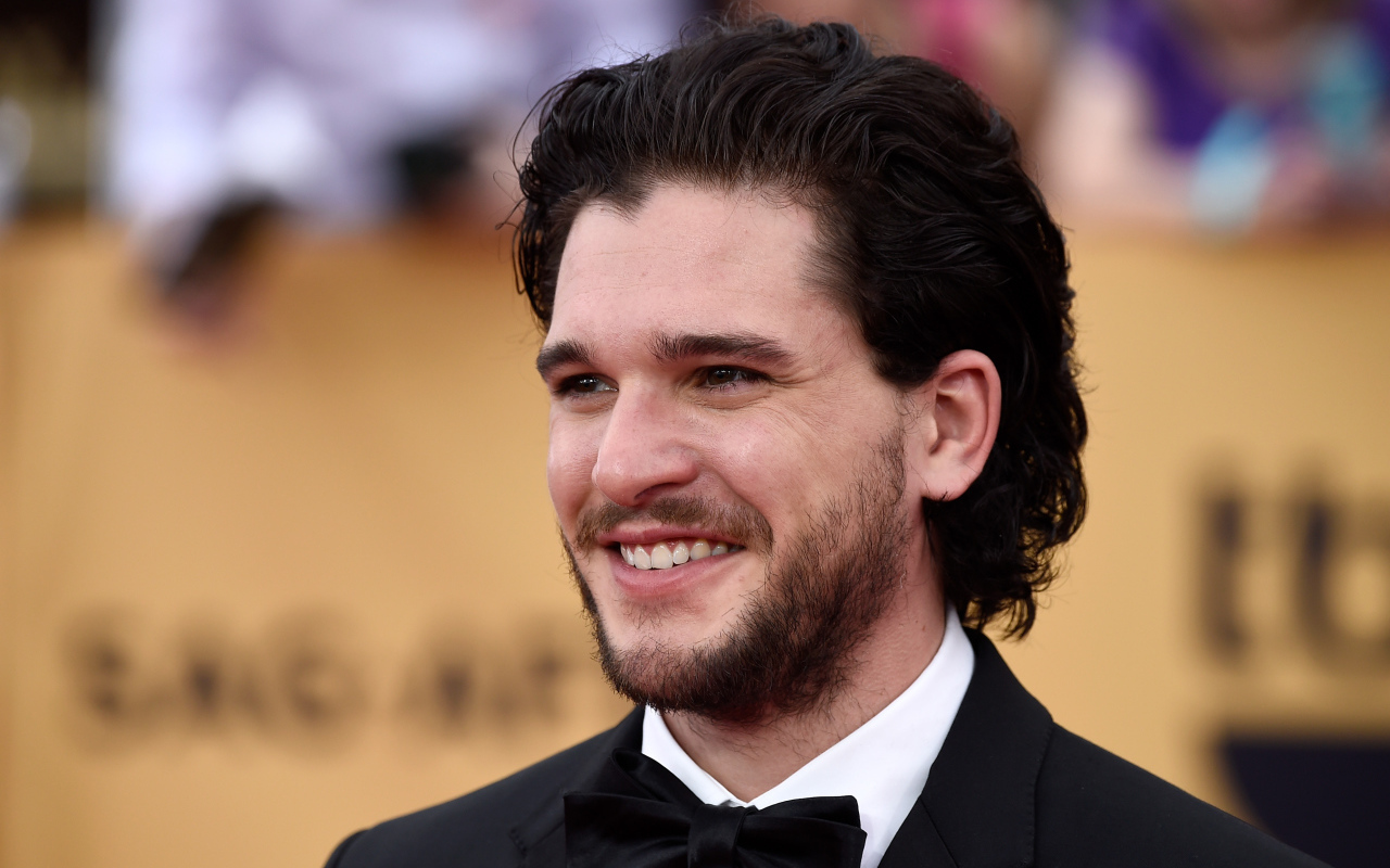 Улыбающийся мужчина, актер Кит Хэрингтон