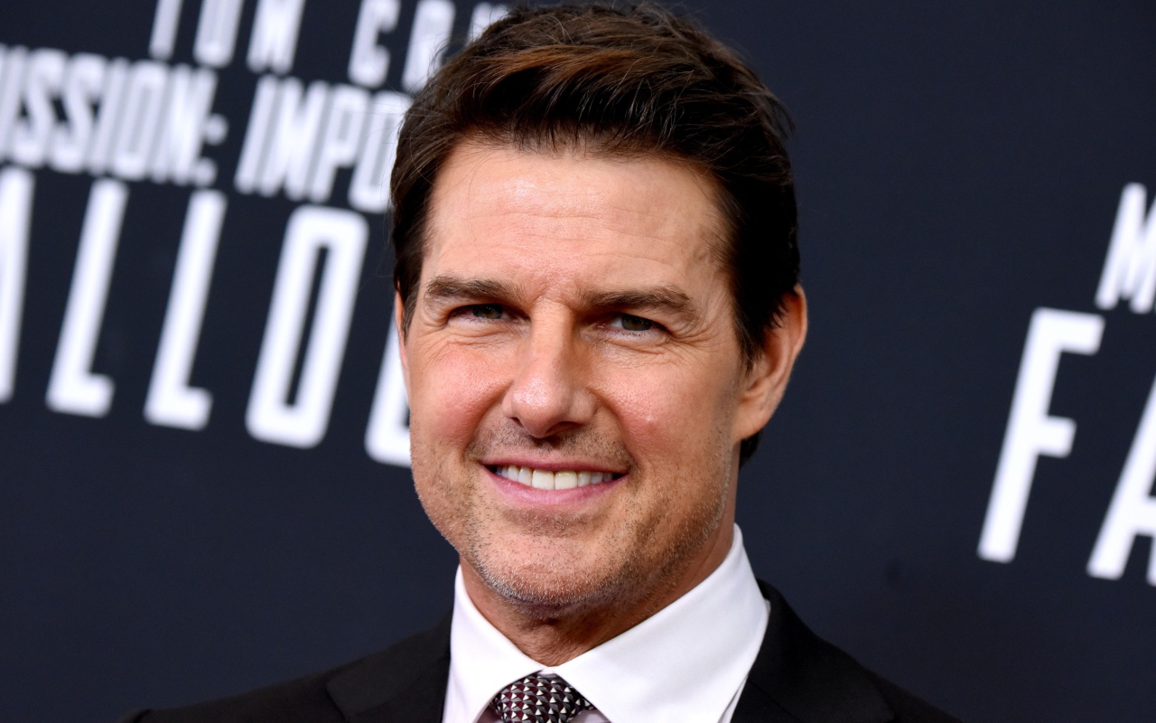 Стильный улыбающийся мужчина, актер Том Круз