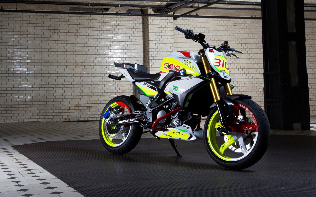 Мотоцикл BMW Concept Stunt G 310 в гараже