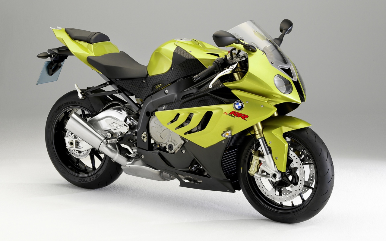 Мотоцикл BMW  S1000 на сером фоне