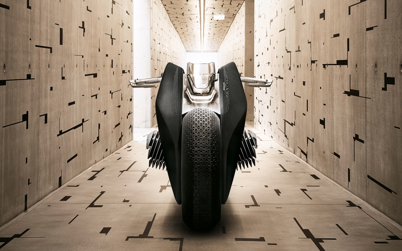 Мотоцикл BMW Vision Next 100 в комнате